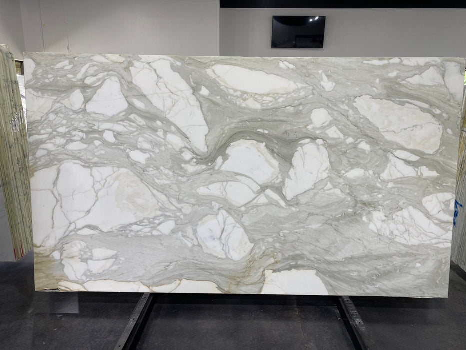 MARBLE CALACATTA HONED 3/4